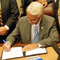 Governor Charlie Crist Signs Condo Bill